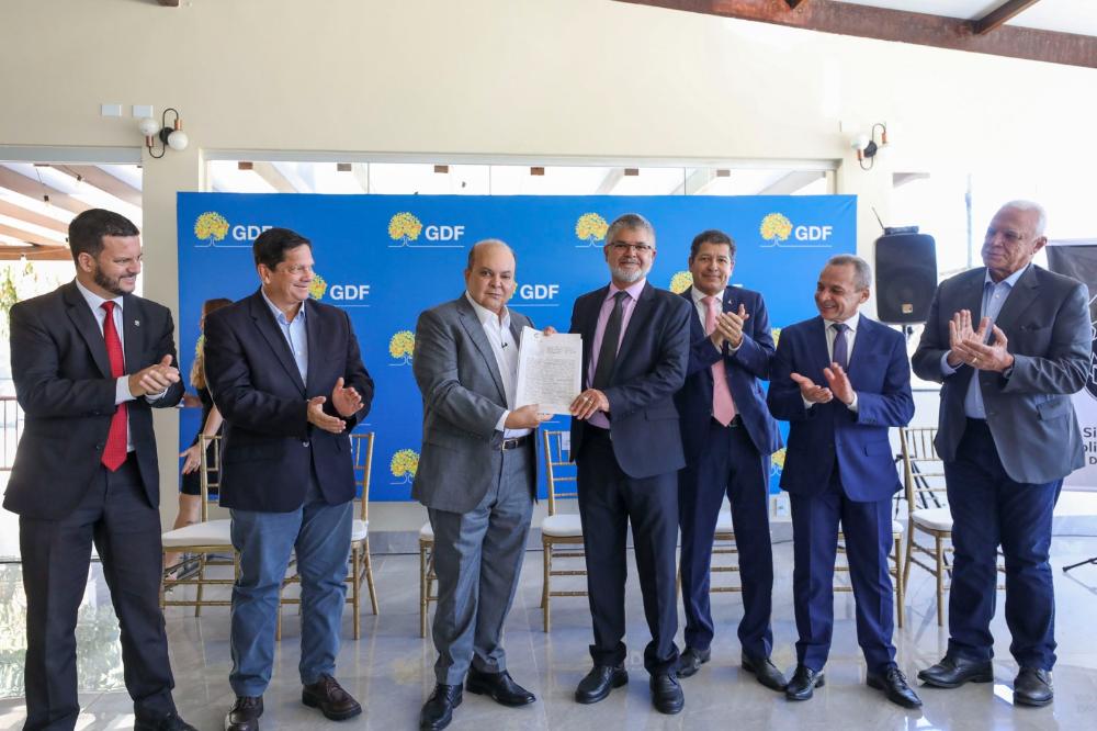 Capa da notícia: GDF entrega escritura de concessão ao Sindicato dos Policiais Federais